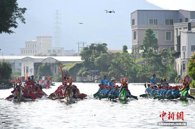 6月20日，广东省潮州市潮安区彩塘镇举行端午节龙舟竞渡联谊活动，通过龙舟赛凝聚乡情。中新社记者 陈楚红 摄 