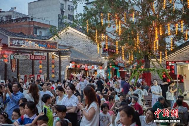 湖北随州草甸子街历史文化街设置端午民俗体验活动。湖北省文旅厅供图