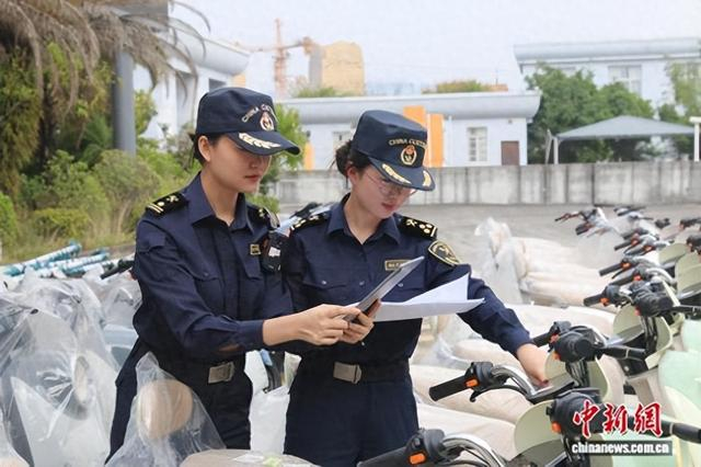 海关关员在瑞丽口岸对出口电动摩托车开展查验 。孙琳玲 摄