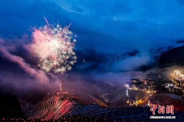 图为6月19日晚间，龙脊梯田之夜“火把烟花秀”现场。（无人机照片）杨宗盛 摄 
