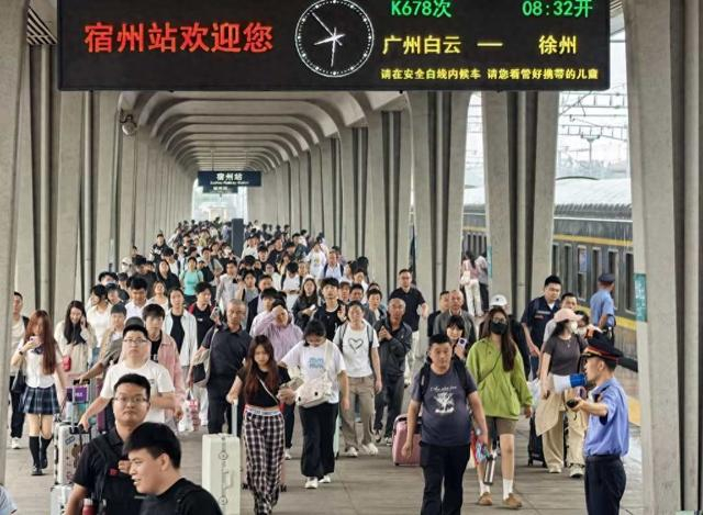 宿州站工作人员在站台引导大客流安全有序乘降。 祝海侠摄