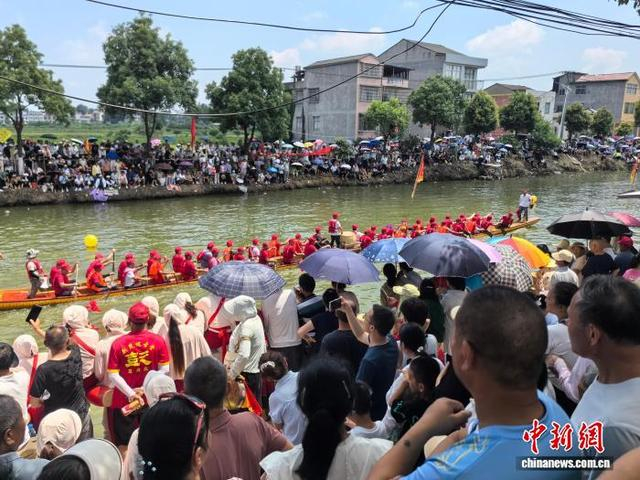 湖北荆州监利市分盐镇举行龙舟民俗活动，弘扬水乡传统文化。湖北省文旅厅供图