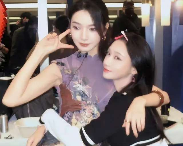 看到何宣林和代斯的CP热度，节目组显然不会轻易淘汰何宣林。如果后期两人有机会合作舞台，相信必将为节目带来可观流量。这正是节目组所需要的。网友们纷纷表示：希望安排她们的合作舞台，就像《乘风2025》中张小婉与管乐的合作一样精彩。那么各位读者，在观看《乘风2026》的过程中，你们是否也在磕CP呢？