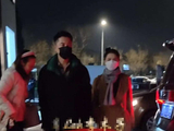 偶遇王雷,李小萌婆婆露面,69岁170高体态年轻似与儿子同龄