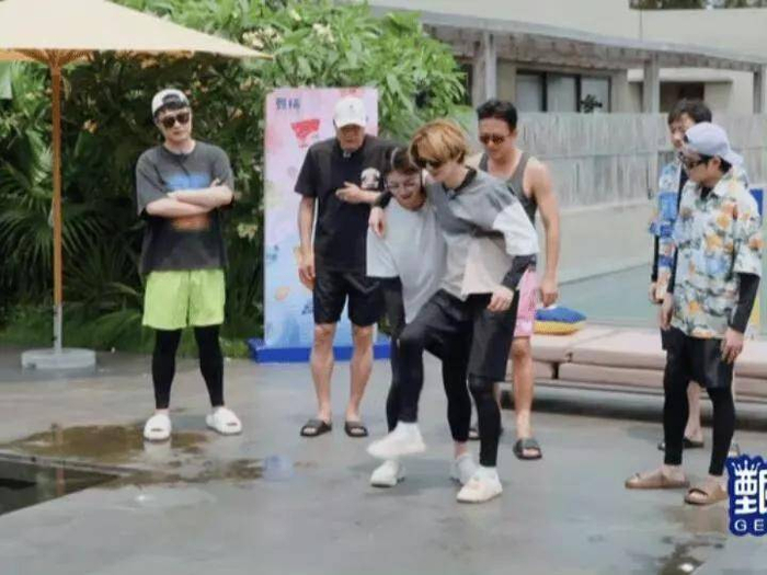不少网友纷纷留言感叹，这大概是娱乐圈最没有负担的明星体重了。温柔有趣的互动方式，加上梦幻般的跨界联动，让这次节目片段在短时间内圈粉无数，成为近期综艺界最受关注的爆笑瞬间。