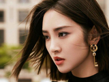 美女壁纸｜第2953期 · 唐艺昕：笑起来像糖一样甜，演起戏来却百般滋味