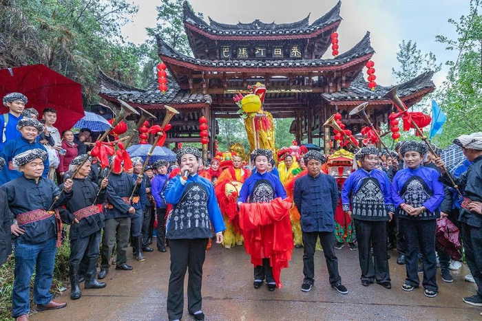 图：泸溪县洗溪镇苗族“三月三”挑葱节（张克宁摄）