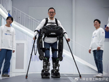 韩国研发的WalkON Suit F1外骨骼机器人具体如何帮助截瘫患者行走？