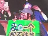 上海演唱会这一幕看哭：应采儿社牛式打Call，陈小春哭得像个孩子