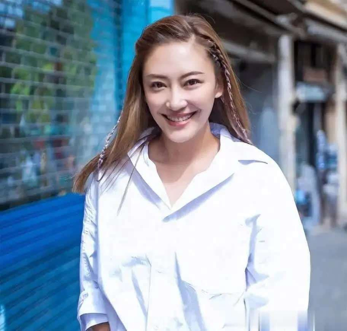 如今的应采儿，不再需要刻意讨好任何人，也不再勉强自己活成别人眼中的样子。她有爱人相伴，有儿女依偎，有自己热爱的事业与追求，这份不慌不忙、满心欢喜的幸福，正是最动人的模样。愿未来的日子里，她依然能被温柔以待，和陈小春携手共度，见证两个儿子的成长，将这份平淡而热烈的幸福延续下去。