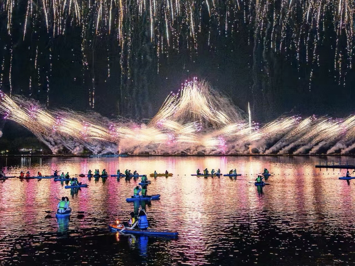 游客体验长寿湖桨板烟花。重庆天空剧院供图
