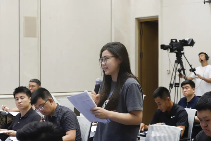 海报新闻记者：