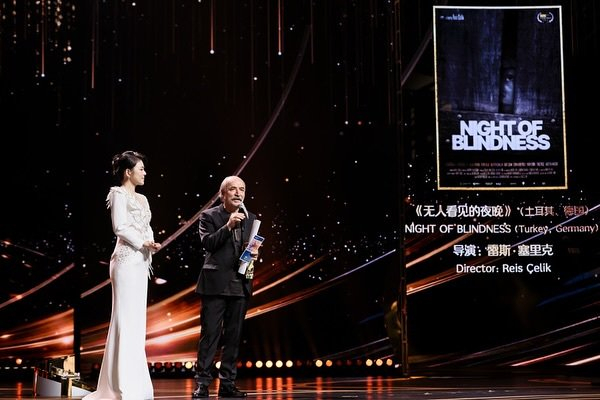 导演、编剧雷斯·塞里克凭借《无人看见的夜晚》获得本届金爵奖主竞赛最佳编剧