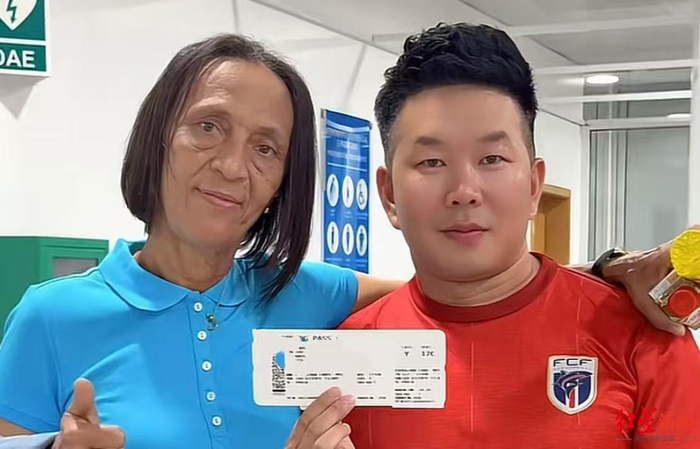 林杰与沃齐尼亚母亲举着赴美机票