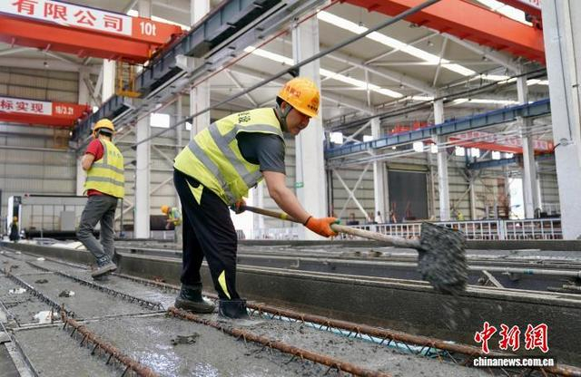 图为工人正在建造装配式建筑产品。陈英清 摄