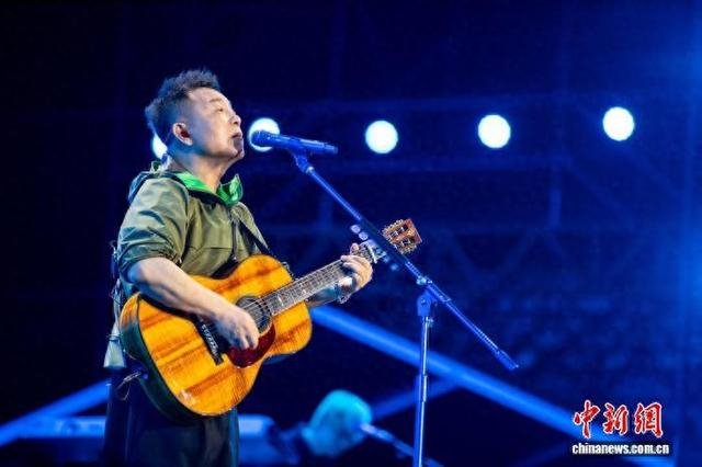 图为歌手许巍在演出中。 赵帅 摄