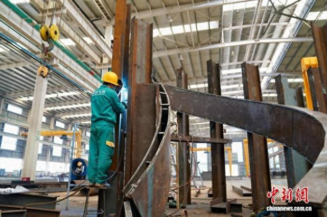 图为工人正在焊接装配式建筑产品。陈英清 摄
