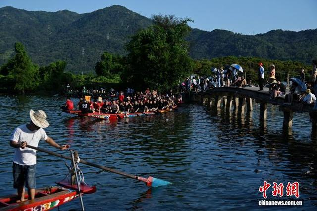 图为龙舟活动吸引民众观看。中新社记者 陈楚红 摄