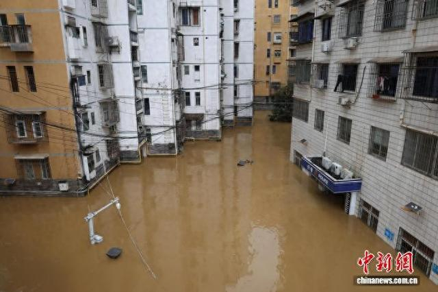 6月22日，位于广西柳州市滨江路的柳州市公安局水上派出所门前的道路被洪水淹没。林馨 摄