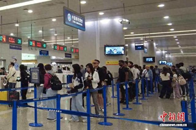 今年端午假期，上海边检机关累计查验出入境人员数31.3万人次，同比增长9.4%。上海边检总站供图