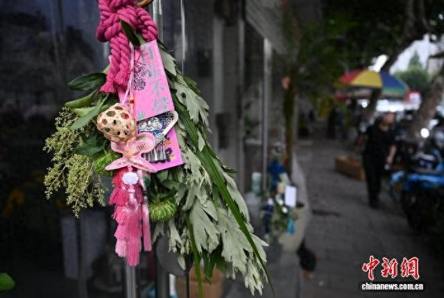 6月16日，浙江凤起花鸟市场花店外悬挂的“艾草花束”吸引市民。 中新社记者 王刚 摄