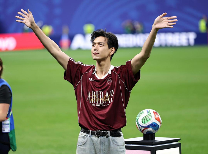 中国演员李现为世界杯开球