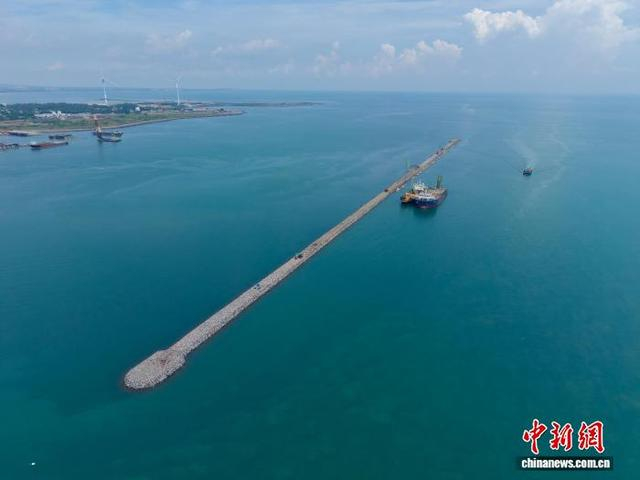 图为航拍临高金牌港开发区港口及配套工程项目一期海域防波堤工程现场。陈英清 摄