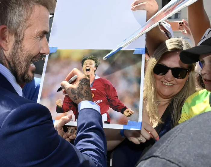 贝克汉姆在好莱坞星光大道为粉丝签名