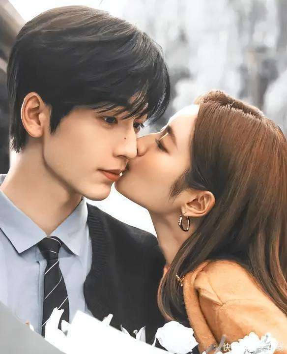 徐若晗柔而不弱的气质，与张凌赫暖而不躁的演绎形成绝妙平衡，产生了最具生活感与治愈力的化学反应，可谓最高级的契合。张凌赫的CP玄学在于，他能与不同类型的女演员碰撞出截然不同的火花：从极致拉扯到温暖治愈，每一对都能收获拥趸。那么，你心中，他与哪位女演员的组合才是无可替代的yyds呢？是宿命感爆棚的白鹿，甜虐上头的田曦薇，还是温暖治愈的徐若晗？评论区等你分享答案。