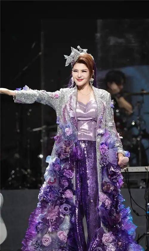 她从来不是谁的替身，也不是冒牌货，她就是乌兰图雅自己。多年在各类演出中扎根，她从未飘飘然，也从未割韭菜。她凭借实力吃饭，从不需要被那些无端的黑料抹黑。这次口碑的逆转，实际上就是观众的眼睛最为雪亮，真正的好歌手，迟早会被大家看到。