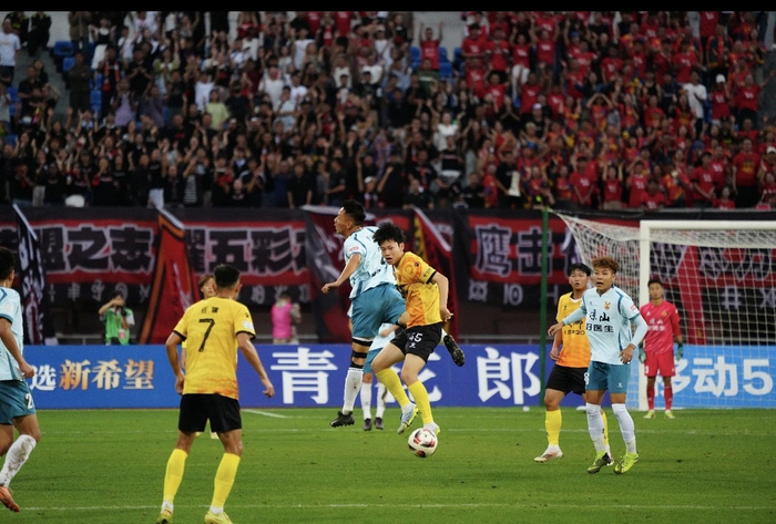 凉山队门将某色石布神勇扑救瞬间