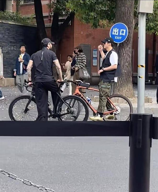 网友们纷纷在社交平台上热烈讨论，特别是一条评论让大家忍俊不禁：荧幕上单手抱女演员的硬汉，私下里竟然是个绕井盖的小憨憨，瞬间获得大量点赞。而对于黄景瑜33岁的状态，网友们也纷纷表示惊叹——无论是那清爽的笑容，还是他身上兼具的少年感与成熟气质，都令人感到不禁羡慕。有些网友甚至表示，自己一定会向路人一样，亲眼偶遇这位男神，而黄景瑜被我偶遇前不许出门了这一话题，曾一度登上了热搜榜。