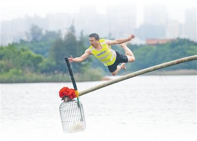 图二：福建泉州，群众参与水上掠鸭活动。陈 钧摄