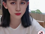 陆毅晒全家近照，鲍蕾带俩女儿出镜，一家四口共用一张脸？