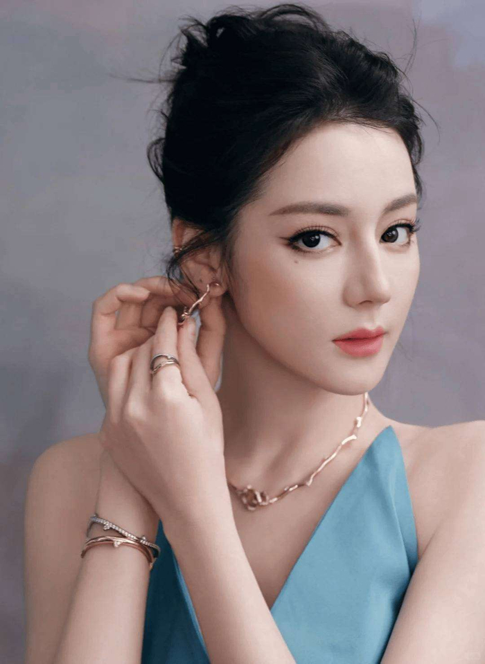 最后来说迪丽热巴，浓颜系美女的代表。她的生图总自带即使高糊也无法掩盖的美貌buff——深邃眼窝、高挺鼻梁，还有标志性的红唇，随便一个抓拍都宛如杂志大片。曾有一次，她出席品牌活动，一袭黑色抹胸长裙惊艳亮相，肩颈线条比天鹅还优雅，网友直呼：这身材比例是真的吗？当然，也有人觉得她的美过于具有攻击性，缺了几分亲和力。但热巴自己根本不在意这些评论，她照样吃吃喝喝，在采访中还开玩笑：胖了就胖了，大不了下次再瘦回来。这种自信反而让她更受欢迎，毕竟在美女如云的娱乐圈，辨识度比完美更重要。 其实，这三位女星各有千秋。刘亦菲是岁月不败美人的温柔，迪丽热巴是浓颜暴击的明艳，而白鹿则是真实接地气的亲切。非要比出个高低，就像拿苹果、橘子和草莓比谁更好吃——喜欢的人自然觉得自家偶像最抗打。不过说到底，女明星也是人，谁没有状态不佳的时候？与其盯着几张生图挑剔，不如多关注她们的作品。毕竟，颜值只是敲门砖，让观众铭记的，永远是那些鲜活的角色。你觉得呢？