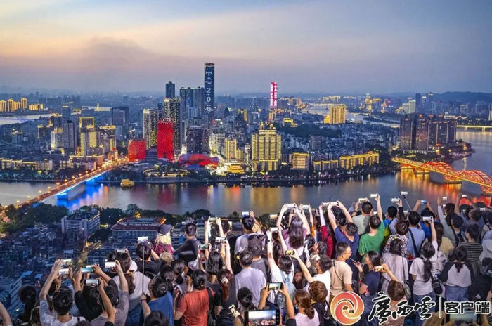 　　资料图：游客在柳州市马鞍山观景平台观看城市夜景。通讯员 黎寒池 摄