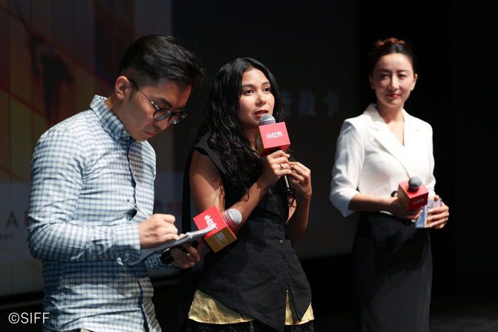印度尼西亚导演卡米拉·安迪妮出席电影《尤妮的婚途》映后（图源：上海国际电影节）