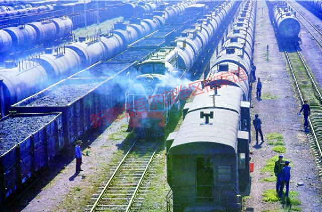 20世纪80年代，跨越天山的南疆铁路吐鲁番—库尔勒段。自治区档案馆供图