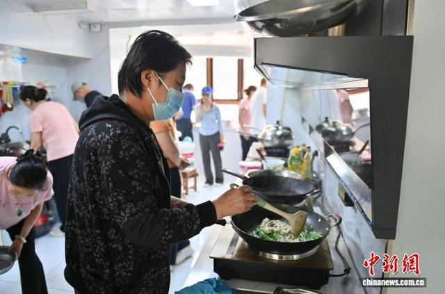 6月23日，在吉林长春的一间“爱心厨房”里，患者家属正忙着为住院治疗的亲人做饭。中新社记者 张瑶 摄