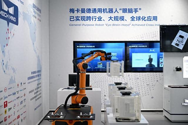 2026年6月23日，在雄安人工智能产业园一层展厅，工业机器人在演示货物搬运。新华社记者牟宇 摄