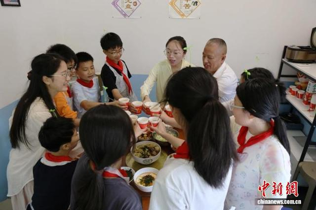 师生举杯共庆毕业。 向微 摄