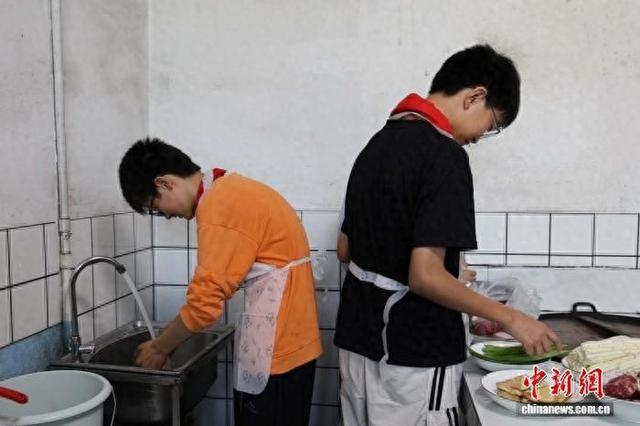 孩子们分工协作筹备饭菜。 赵诗 摄