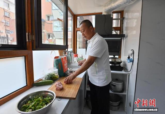 6月23日，在吉林长春的一间“爱心厨房”里，患者家属正忙着为住院治疗的亲人做饭。中新社记者 张瑶 摄