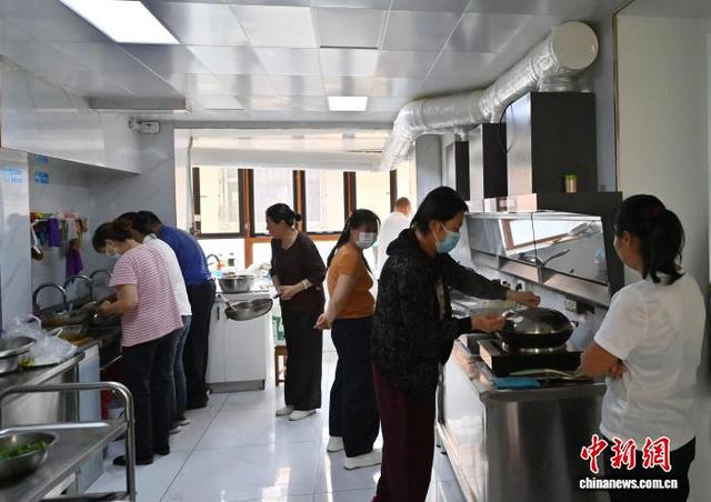 6月23日，在吉林长春的一间“爱心厨房”里，患者家属正忙着为住院治疗的亲人做饭。中新社记者 张瑶 摄