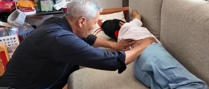 "他是我们家的参天大树!"外孙患病只剩18个月,特效药70万一针…妈妈崩溃,外公接过照顾"续命"9年