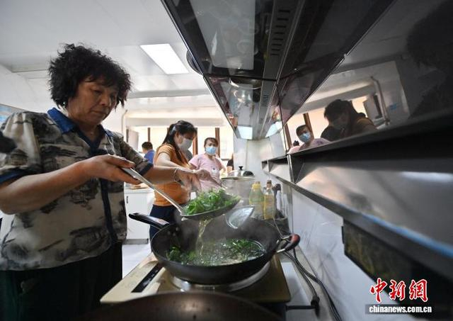 6月23日，在吉林长春的一间“爱心厨房”里，患者家属正忙着为住院治疗的亲人做饭。中新社记者 张瑶 摄