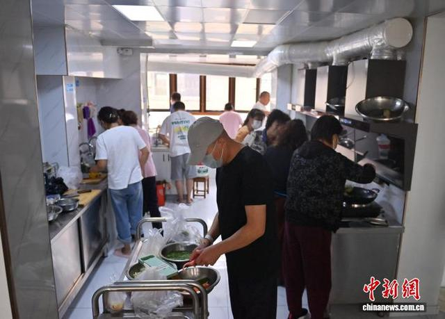 6月23日，在吉林长春的一间“爱心厨房”里，患者家属正忙着为住院治疗的亲人做饭。中新社记者 张瑶 摄