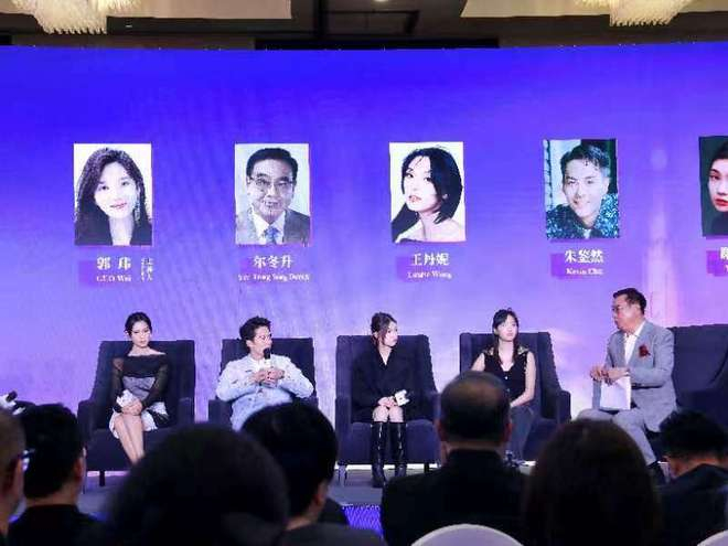 图为尔冬升与香港新生代演员同台对话。何奕辰/摄