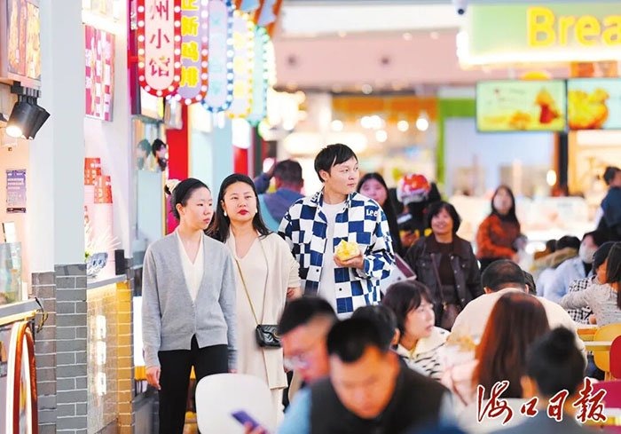 　　友谊·阳光城的小吃街内人头攒动，高涨的人气让这里洋溢着浓浓的“烟火气”。海口市融媒体中心记者 杨忠凯 摄