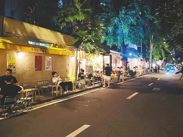 　　龙兴路是当前海口年轻人热衷的休闲打卡地之一。李子 摄